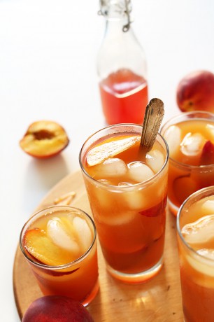 PERFECT-Peach-Iced-Tea.-So-easy-summery-and-perfect-for-sipping-by-the-pool